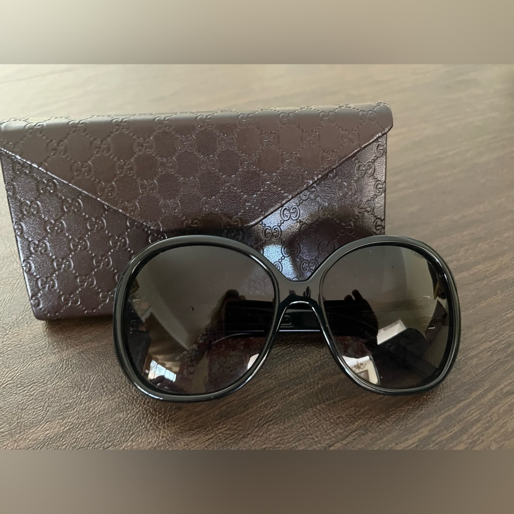 Chloe Black Women's Sunglasses with Gucci case